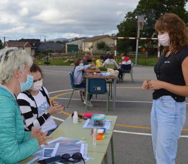 La coordinadora del proyecto Lucía González Cuesta durante las actividades en Berducedo. Crédito: Belén García Hidalgo