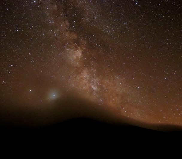 La Vía Láctea, Júpiter y Saturno durante la observación en el Pozo de las Mujeres Muertas, Concejo de Allande. Crédito: Xuan González Fernández y Laura Hermosa (Cielos Despejados).