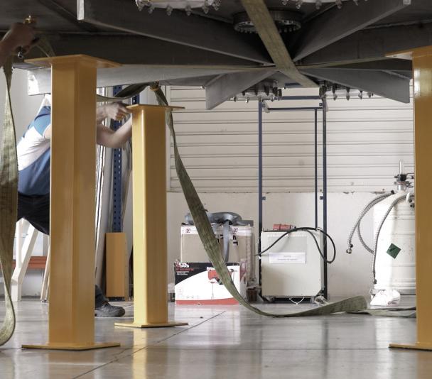 Colocación de las cuatro patas del criostato de pruebas en la sala AIV del IAC. Crédito: Inés Bonet (IAC) Colocación de las cuatro patas del criostato de pruebas en la sala AIV del IAC. Crédito: Inés Bonet (IAC)