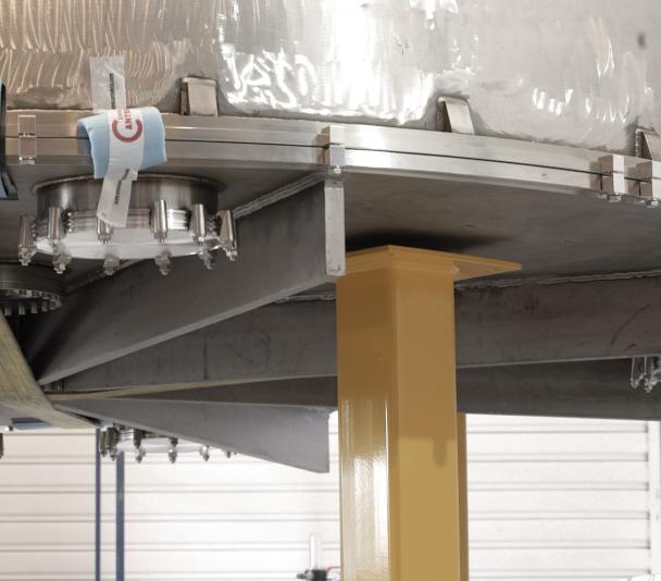 Placement of the four legs of the test cryostat in the AIV room of the IAC. Credit: Inés Bonet (IAC)