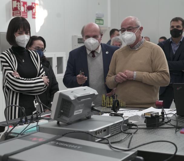 Diana Morant durante su visita a la sala limpia de IACTEC