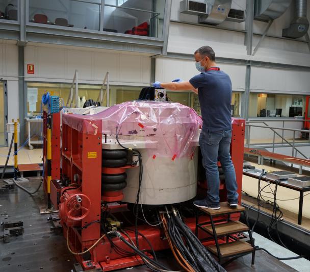 Imagen de Samuel Sordo, ingeniero de IACTEC, durante la puesta a punto del montaje para los ensayos de vibración del instrumento DRAGO en el eje vertical