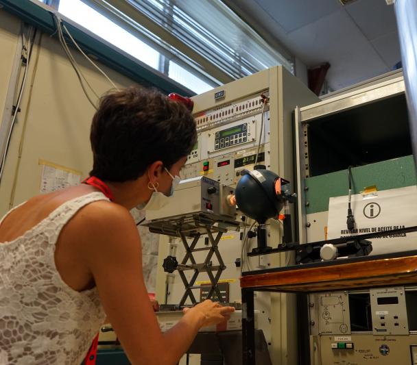 Imagen de Alba Peláez, ingeniera de IACTEC, durante la puesta a punto del montaje óptico para medir las prestaciones del instrumento DRAGO durante los ensayos de termo-vacío