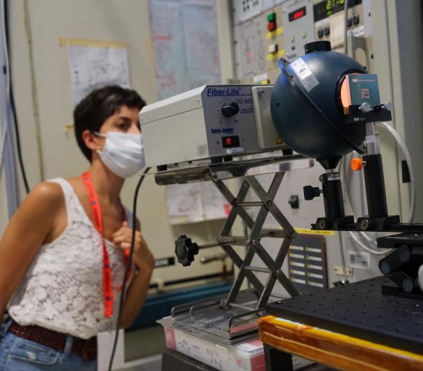 Imagen de Alba Peláez, ingeniera de IACTEC, durante la puesta a punto del montaje óptico para medir las prestaciones del instrumento DRAGO durante los ensayos de termo-vacío