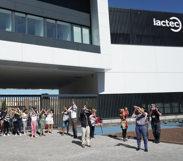 Participantes del curso AEACI 2022 en el exterior del IACTEC durante un taller