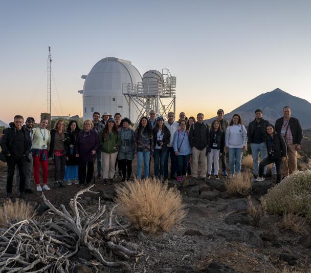 Participantes del curso AEACI 2022 en el OT durante el atardecer