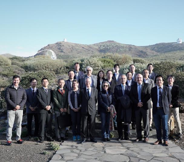 El embajador de Japón en el Observatorio del Roque de los Muchachos junto a varios acompañantes