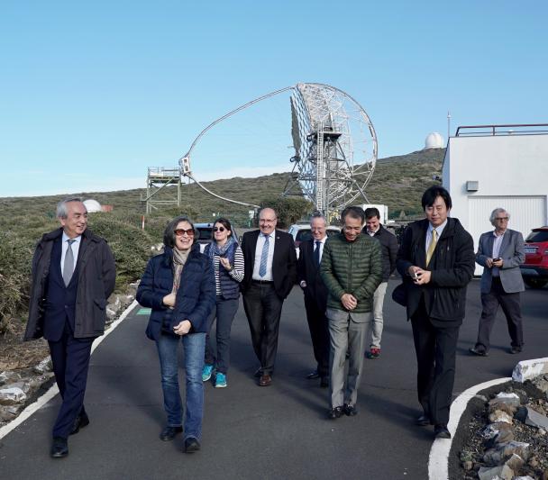 El embajador de Japón en el Observatorio del Roque de los Muchachos junto a varios acompañantes