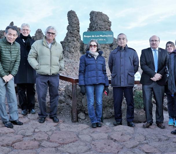 El embajador de Japón en el Observatorio del Roque de los Muchachos junto a varios acompañantes