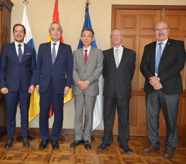 El embajador de Japón en el Observatorio del Roque de los Muchachos junto a varios acompañantes