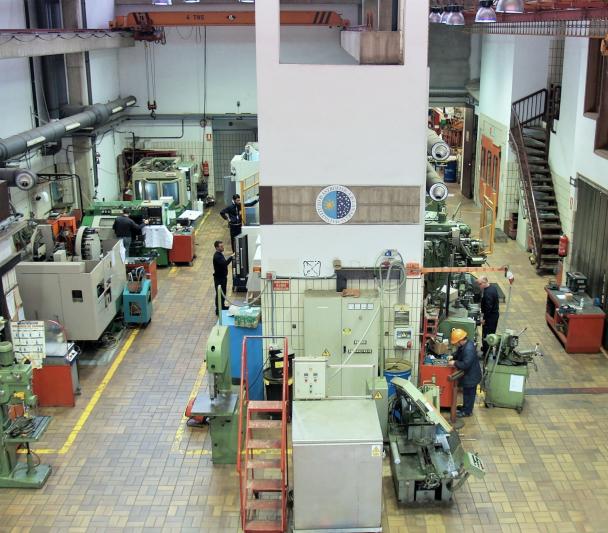 Vista superior general del taller de mecánica con técnicos en las máquinas