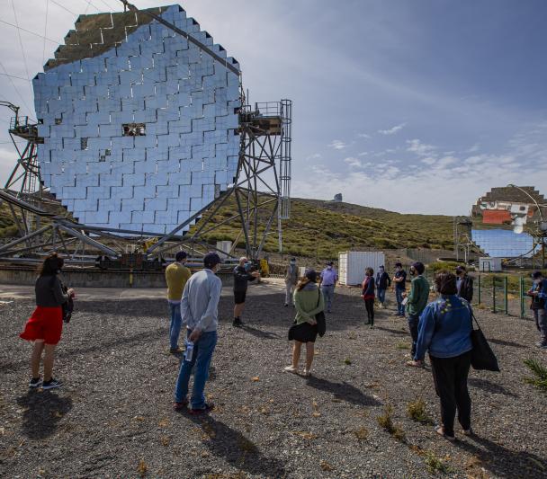 Participantes del III Festival Hispanoamericano de Escritores durante su visita a los telescopios MAGIC en el Observatorio del Roque de los Muchachos. Crédito: Juan Antonio González Hernández / IAC.