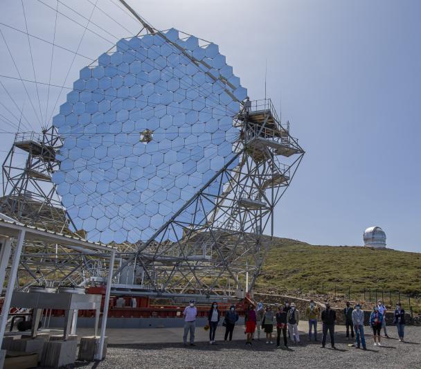 Participantes del III Festival Hispanoamericano de Escritores durante su visita al telescopio LST-1 en el Observatorio del Roque de los Muchachos. Crédito: Juan Antonio González Hernández / IAC.