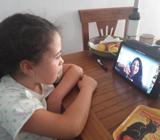Alumna del CEIP Punta Brava (Tenerife) en una videoconferencia del proyecto “Habla con Ellas: Mujeres en Astronomía” con la astrofísica divulgadora del IAC Nayra Rodríguez. Crédito: CEIP Punta Brava Alumna del CEIP Punta Brava (Tenerife) en la videoconferencia con la astrofísica divulgadora del IAC Nayra Rodríguez