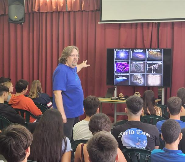 El astrofísico Alfred Rosenberg durante su charla en el IES Las Galletas - Ferias de la Ciencia 2022