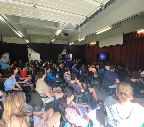 El astrofísico Alfred Rosenberg González (IAC) durante su charla en el IES Las Galletas, en la semana de las Ferias de la Ciencia 2022