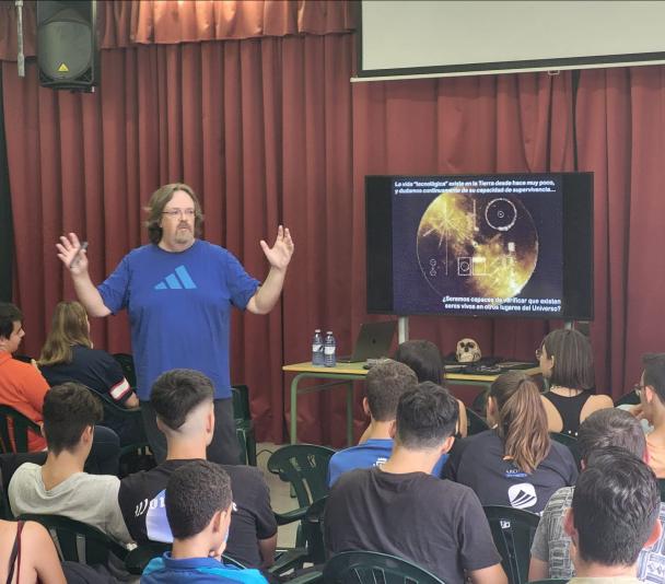 El astrofísico divulgador Alfred Rosenberg González (IAC) durante su charla en el IES Las Galletas, en la semana de las Ferias de la Ciencia 2022