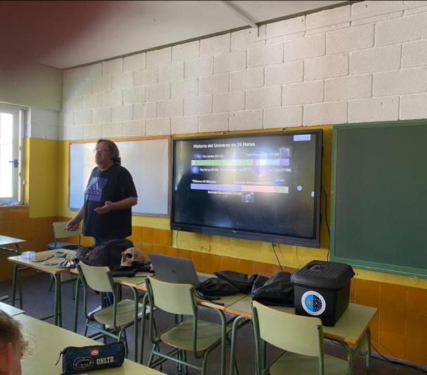 Talk "The history of the Universe in 24 hours" at IES Prof. Martín Miranda.