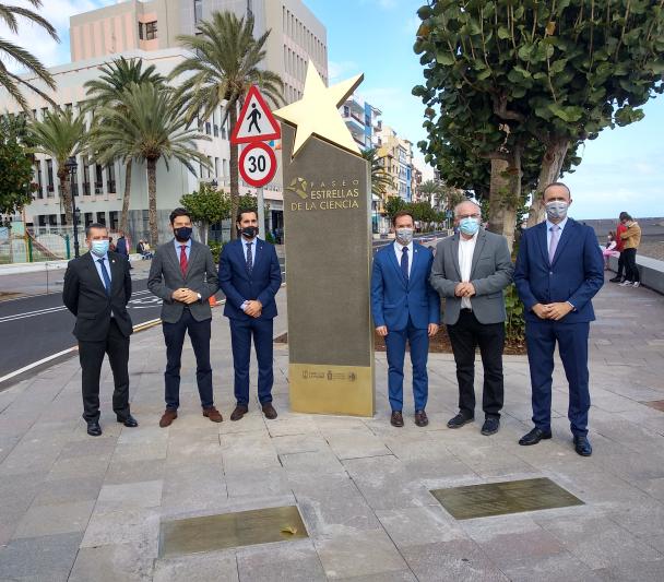 Autoridades políticas que han acudido a la inauguración del Paseo de las Estrellas de la Ciencia de La Palma. Crédito: Aarón García Botín (IAC)