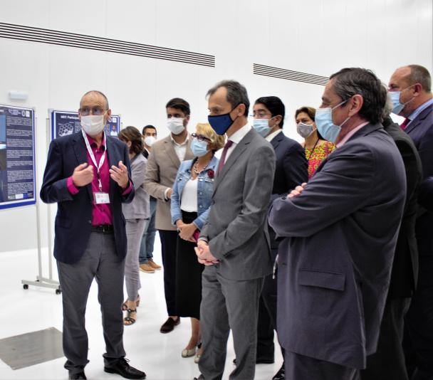 Carlos Gutiérrez habla sobre el NRT con Pedro Duque y otros visitantes en el edificio de ICTEC