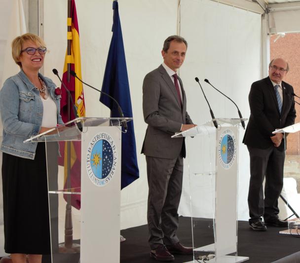 Elena Máñez, Pedro Duque y Rafael Rebolo en la rueda de prensa tras el consejo rector del IAC