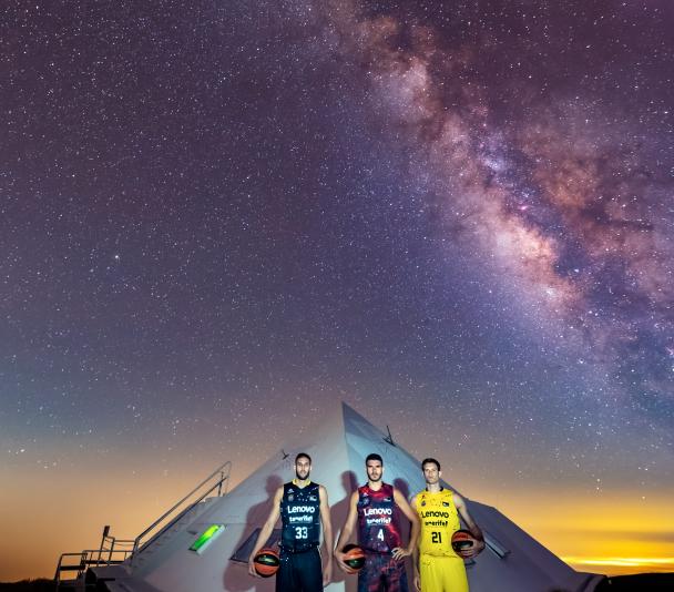 Los jugadores del Lenovo Tenerife Iván Cruz-Uceda , Sergio Rodríguez y Tim Abromaitis con las nuevas equipaciones inspiradas en el cielo de Canarias en el Observatorio del Teide