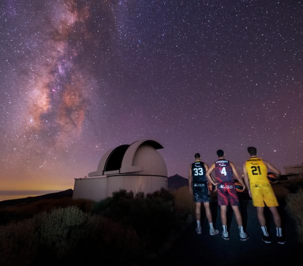 Los jugadores del Lenovo Tenerife Iván Cruz-Uceda , Sergio Rodríguez y Tim Abromaitis con las nuevas equipaciones inspiradas en el cielo de Canarias en el Observatorio del Teide. Créditos: D. López / IAC