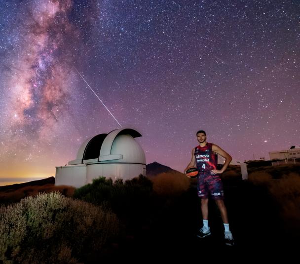 El jugador del Lenovo Tenerife Sergio Rodríguez con la nueva equipación inspirada en la constelación de Orión en el Observatorio del Teide