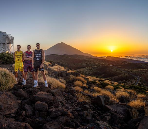 Los jugadores del Lenovo Tenerife Iván Cruz-Uceda , Sergio Rodríguez y Tim Abromaitis con las nuevas equipaciones inspiradas en el cielo de Canarias en el Observatorio del Teide. Créditos: D. López / IAC