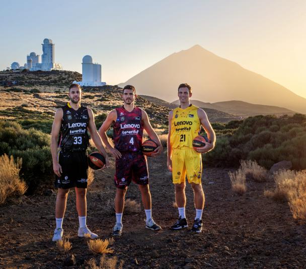 Los jugadores del Lenovo Tenerife Iván Cruz-Uceda , Sergio Rodríguez y Tim Abromaitis con las nuevas equipaciones inspiradas en el cielo de Canarias en el Observatorio del Teide. Créditos: D. López / IAC