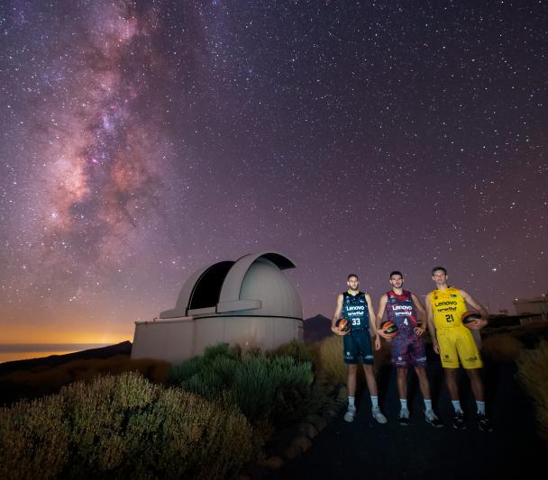 Los jugadores del Lenovo Tenerife Iván Cruz-Uceda , Sergio Rodríguez y Tim Abromaitis con las nuevas equipaciones inspiradas en el cielo de Canarias en el Observatorio del Teide. Créditos: D. López / IAC