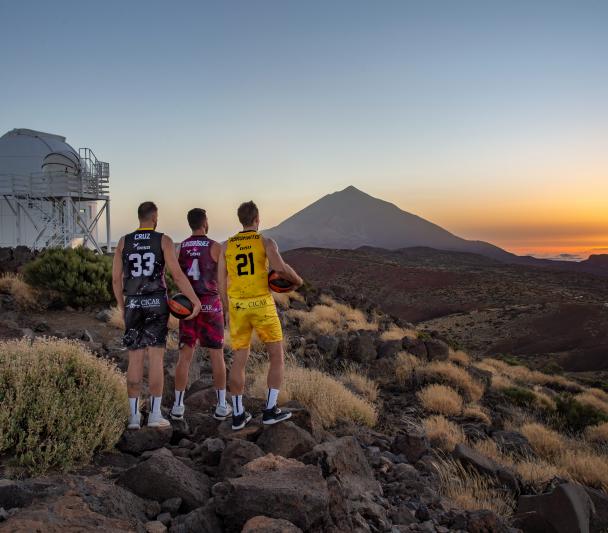 Los jugadores del Lenovo Tenerife Iván Cruz-Uceda , Sergio Rodríguez y Tim Abromaitis con las nuevas equipaciones inspiradas en el cielo de Canarias en el Observatorio del Teide. Créditos: D. López / IAC