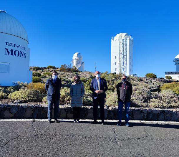 Manuel Muñiz, Casiana Muñoz-Tuñón, Anselmo Pestana y Miquel Serra-Ricart frente a los telescopios MONS y GREGOR, en el Observatorio del Teide Manuel Muñiz, Casiana Muñoz-Tuñón, Anselmo Pestana y Miquel Serra-Ricart frente a los telescopios MONS y GREGOR