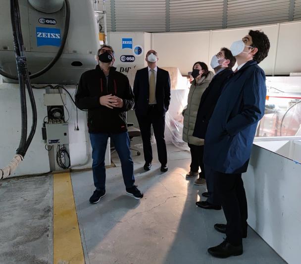 Miquel Serra-Ricart, Anselmo Pestana, Casiana Muñoz-Tuñón, Manuel Muñiz and Guillermo Corral inside the OGS dome