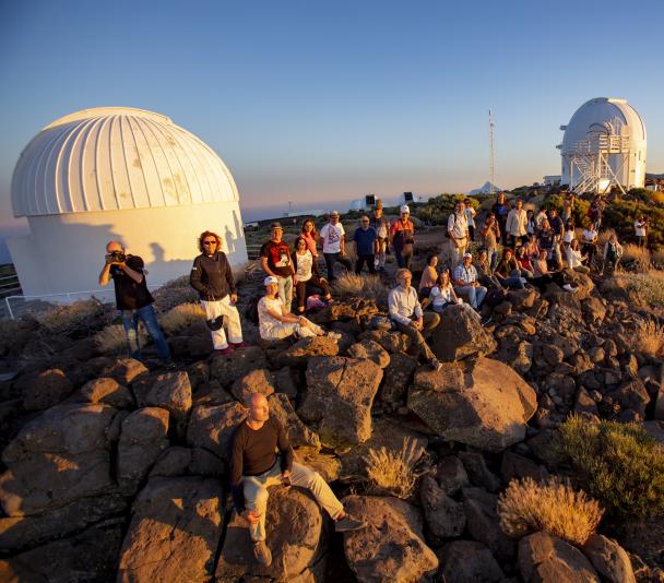 Asistentes al curso "Acércate al Cosmos" 2022 al atardecer