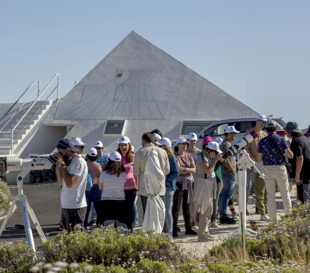 Docentes durante una observación solar