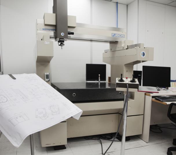 Vista de una máquina de medida de 3 coordenadas en el laboratorio