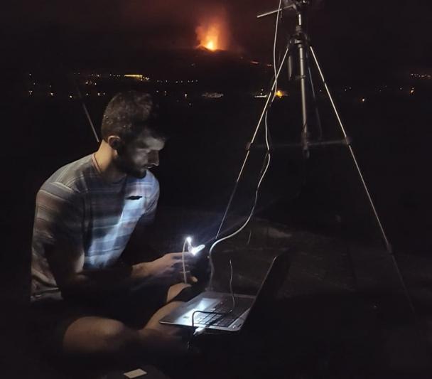 Carlos Colodro (IACTEC), tomando imágenes del volcán de Cumbre Vieja con la cámara DRAGO.
