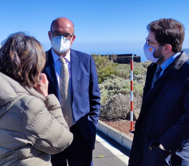 Casiana Muñoz-Tuñon, Anselmo Pestana y Manuel Muñiz Villa durante su visita al Observatorio del Teide Casiana Muñoz-Tuñon, Anselmo Pestana y Manuel Muñiz Villa en el Observatorio del Teide