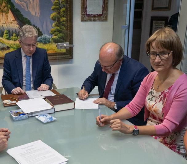 Rafael Rebolo firma el documento de constitución de la Fundación EST Rafael Rebolo firma el documento de constitución de la Fundación EST