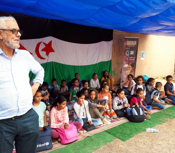 Grupo de niños saharauis que pasaron el verano en Tenerife con el programa Vacaciones en Paz junto al delegado del Frente Polisario en Canarias, Hamdi Ahmed Aomar