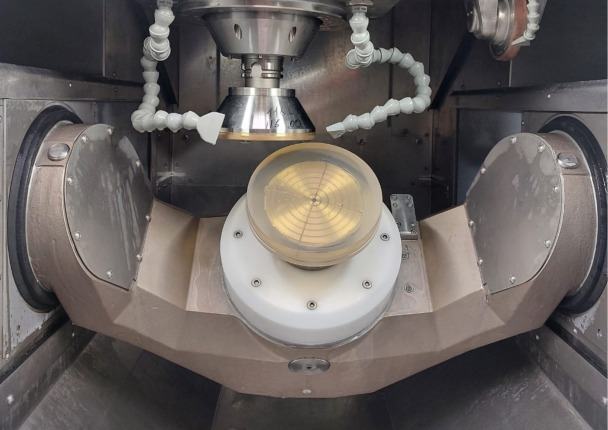 Generadora OptoTech MCG 250 CNC Compact Sustrato de vidrio colocado dentro de la generadora