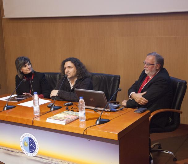 Presentation table composed, from left to right, by Isabel León Pérez, José Alfonso López Aguerri and Günter Koch. 