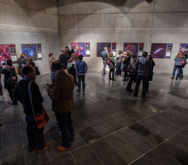 Docentes vistando la exposición "100 Lunas cuadradas" en el Museo de la Ciencia y el Cosmos