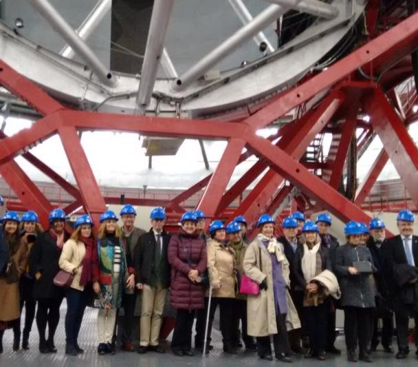 Algunos asistentes al acto de colocación de la placa y de conmemoración del 30º aniversario de la Ley del Cielo, durante su visita al Gran Telescopio Canarias (GTC)