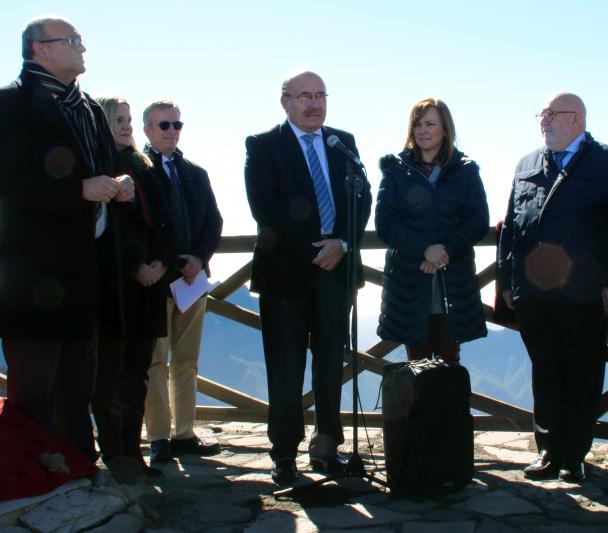 Algunos asistentes al acto de colocación de la placa y de conmemoración del 30º aniversario de la Ley del Cielo