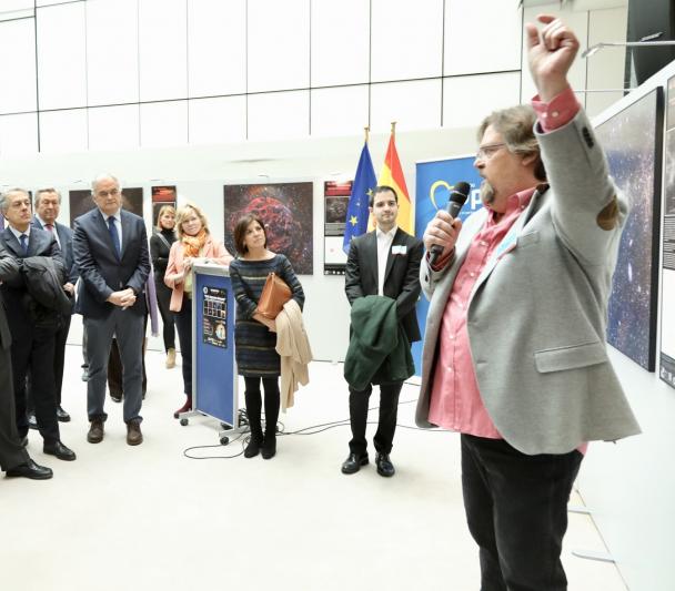 Alfred Rosenberg durante la inauguración de la exposición "100 Lunas cuadradas" en el Parlamento Europeo