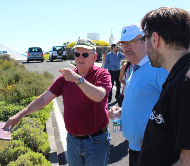 Wayne Rosing, durante su visita al Observatorio del Teide con Rafael Rebolo, Enric Pallé y Javier Licandro.