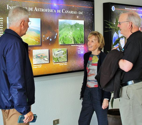 Wayne Rosing and Dorothy Largay during their visit to the IAC Headquarter in La Laguna. Wayne Rosing and Dorothy Largay during their visit to the IAC Headquarter in La Laguna.