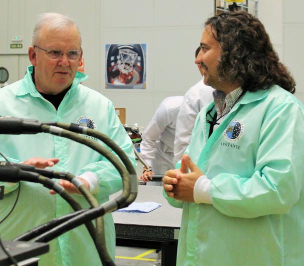 Wayne Rosing y Alfonso López Aguerri durante su visita a la sede del IAC en La Laguna